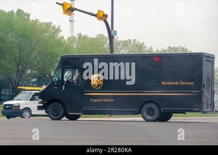 Calgary, Alberta, Canada. 17 mai 2023. Un gros camion de livraison UPS sur le trajet. Banque D'Images