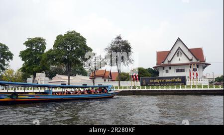 Quartier général de la Marine royale thaïlandaise sur les rives de la rivière Chao Phraya à Bangkok, en Thaïlande. Banque D'Images