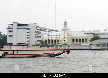 Bâtiment Sunanthalai (bâtiment historique du séminaire royal) à l'école Rajini située sur les rives de la rivière Chao Phraya à Bangkok, en Thaïlande. Banque D'Images