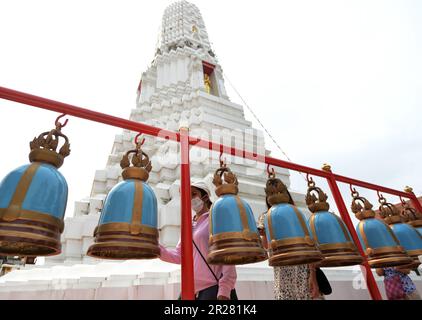 Wat Rakhangkhositaram sur les rives de la rivière Chao Phraya à Bangkok, en Thaïlande. Banque D'Images