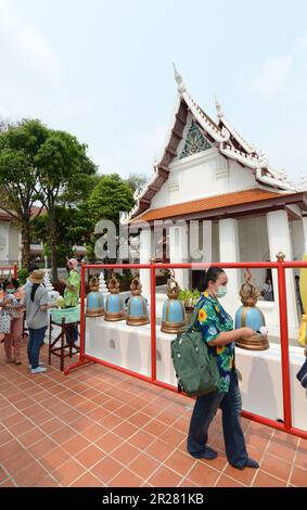 Wat Rakhangkhositaram sur les rives de la rivière Chao Phraya à Bangkok, en Thaïlande. Banque D'Images