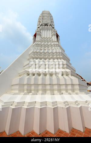 Wat Rakhangkhositaram sur les rives de la rivière Chao Phraya à Bangkok, en Thaïlande. Banque D'Images