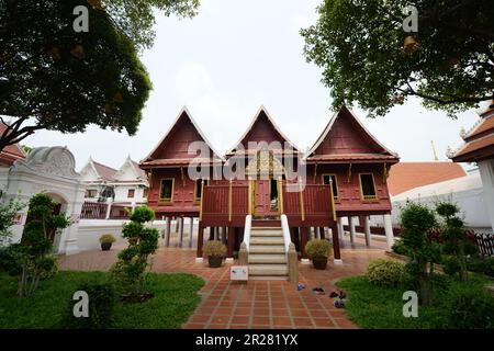 Wat Rakhangkhositaram sur les rives de la rivière Chao Phraya à Bangkok, en Thaïlande. Banque D'Images