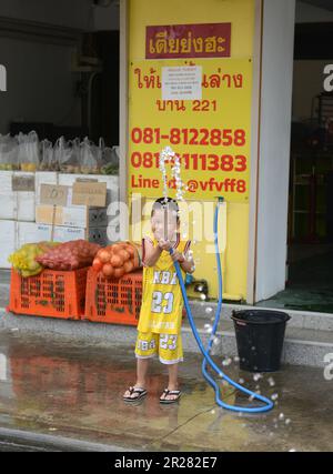 Des enfants thaïlandais éclaboussant de l'eau pendant le festival Songkran à Bangkok, en Thaïlande. Banque D'Images