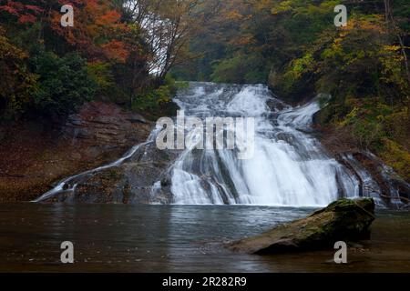 Ravin de Yoro tournant rouge et chute d'eau d'Awamata Banque D'Images