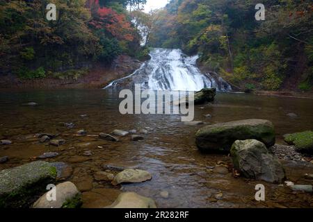 Ravin de Yoro tournant rouge et chute d'eau d'Awamata Banque D'Images