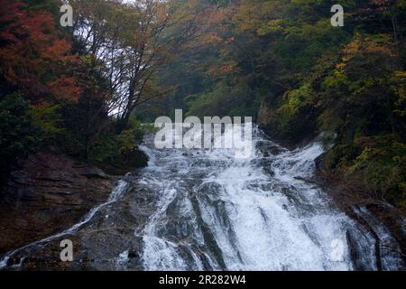 Ravin de Yoro tournant rouge et chute d'eau d'Awamata Banque D'Images