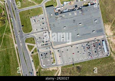 vue aérienne du parc de stationnement du centre commercial avec l'autoroute à proximité Banque D'Images