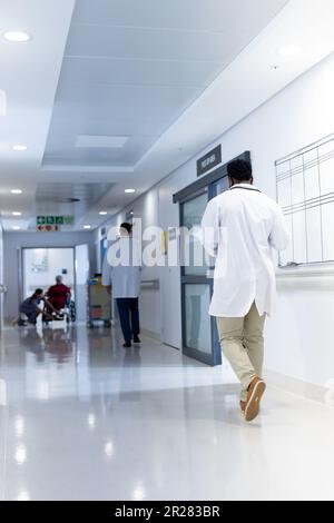 Divers médecins et patients dans un couloir hospitalier très fréquenté, avec espace de copie Banque D'Images