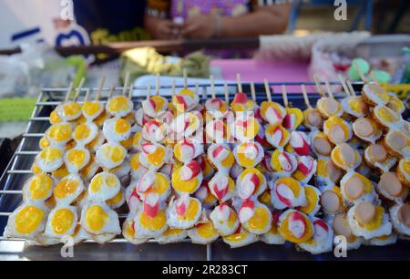 Œufs de caille frits sur brochettes. Koh Kret, Nonthaburi, Thaïlande. Banque D'Images