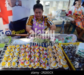 Œufs de caille frits sur brochettes. Koh Kret, Nonthaburi, Thaïlande. Banque D'Images