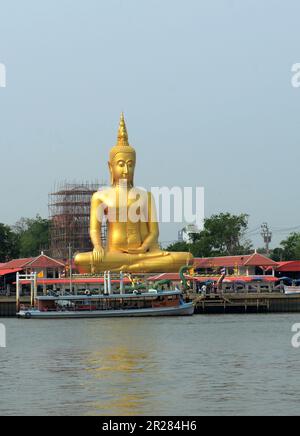 Une vue sur le Bouddha géant à Wat Bangchak ( de Ko Kret ) sur les rives de la rivière Chao Phraya à Nonthaburi, en Thaïlande. Banque D'Images