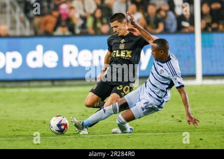 Los Angeles, Californie, États-Unis. 17th mai 2023. Le défenseur du FC de Los Angeles Sergi Palencia (30) et le milieu de terrain sportif de Kansas City, Gadi kinda (10), rivalisent pour le ballon lors d'un match de football MLS au stade BMO mercredi, à 17 mai 2023, à Los Angeles. (Credit image: © Ringo Chiu/ZUMA Press Wire) USAGE ÉDITORIAL SEULEMENT! Non destiné À un usage commercial ! Banque D'Images