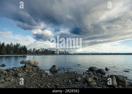 Une photo capture la vue des nuages orageux qui se profilent au-dessus de la baie English, tandis que le West End se trouve au loin, vu de la digue de Stanley Pa Banque D'Images