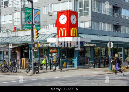 Vancouver, Canada - 9 mars, 2023:vue du restaurant McDonald's sur la rue Robson Banque D'Images