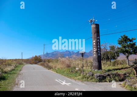 Un mémorial au point le plus élevé des chemins de fer JR et du groupe volcanique du sud du Yatsugatake Banque D'Images