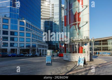 Vancouver, Canada - 11 mars 2023 : vue sur le centre d'accueil avec des renseignements et des billets en face de l'édifice Canada place Banque D'Images