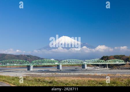 Mt. Fuji et le pont du fleuve Fuji Banque D'Images