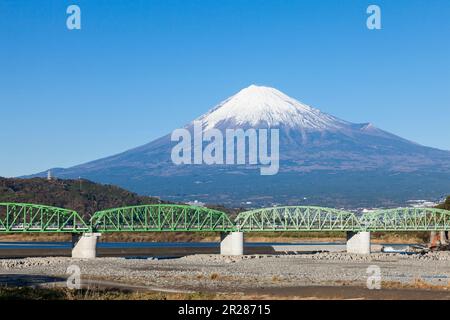 Mt. Fuji et le pont du fleuve Fuji Banque D'Images