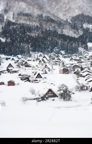 Vue miniature sur le village de Shiragawago couvert de neige Banque D'Images