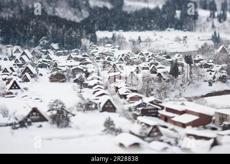 Vue miniature sur le village de Shiragawago couvert de neige Banque D'Images