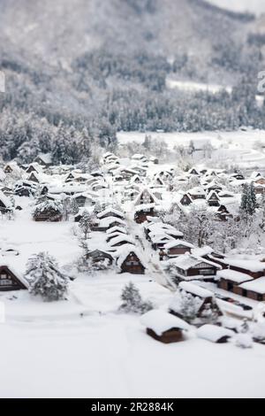 Vue miniature sur le village de Shiragawago couvert de neige Banque D'Images