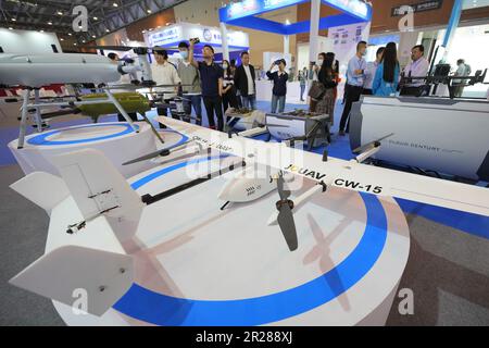 QINGDAO, CHINE - le 17 MAI 2023 - les visiteurs apprennent à connaître les produits de drone de qualité commerciale à l'exposition internationale chinoise de l'électronique grand public 2023 à Qing Banque D'Images