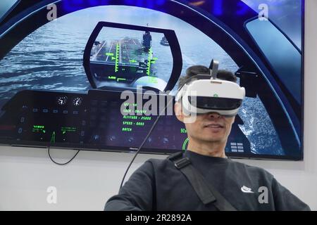 QINGDAO, CHINE - le 17 MAI 2023 - les visiteurs découvrent des appareils VR à l'exposition internationale chinoise de l'électronique grand public 2023 à Qingdao, dans la province de Shandong Banque D'Images