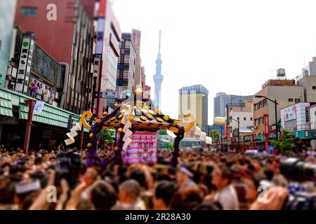 Tokyo Sky Tree et Sanja Matsuri Banque D'Images