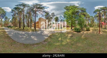 Vue panoramique à 360° de full sans couture hdri 360 panorama hors vacances ferme en béton ou maisons de campagne en brique dans la forêt de pinery en projection sphérique équirectangulaire i