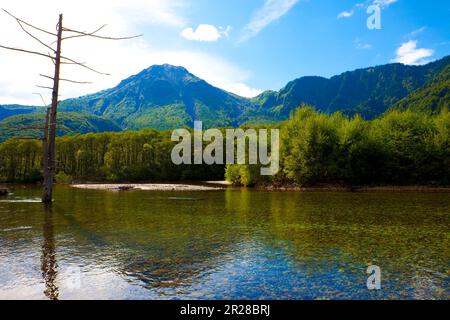 Vue sur Yakedake depuis Kamikochi-Taishoike Banque D'Images