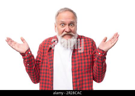 douteux 60 ans penseur gris-cheveux avec une barbe et la moustache se répand les bras Banque D'Images