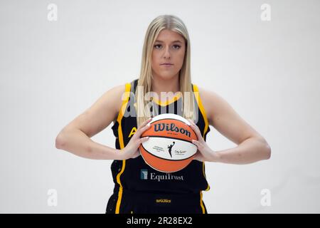 LA Sparks Monika Czinano (20 ans) pose lors de la journée des médias, jeudi 4 mai 2023, à Torrance, Calif (Kirby Lee via AP) Banque D'Images