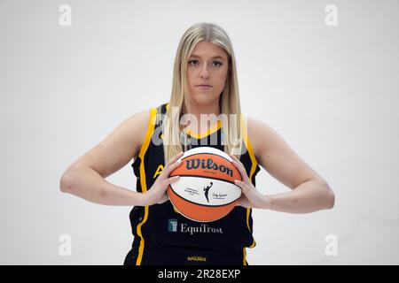 LA Sparks Monika Czinano (20 ans) pose lors de la journée des médias, jeudi 4 mai 2023, à Torrance, Calif (Kirby Lee via AP) Banque D'Images