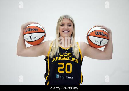 LA Sparks Monika Czinano (20 ans) pose lors de la journée des médias, jeudi 4 mai 2023, à Torrance, Calif (Kirby Lee via AP) Banque D'Images