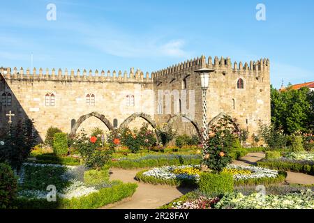 Beau jardin de Santa Barbara et Palais Archevêque de Braga dans le centre de Braga, Portugal Banque D'Images