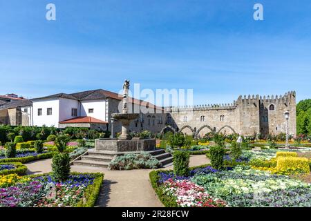 Beau jardin de Santa Barbara et Palais Archevêque de Braga dans le centre de Braga, Portugal Banque D'Images