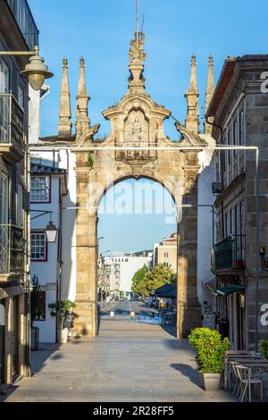 L'Arc de la nouvelle porte, Arco da Porta Nova, structure baroque de la fin du 18th siècle à l'entrée de la vieille ville historique. Banque D'Images