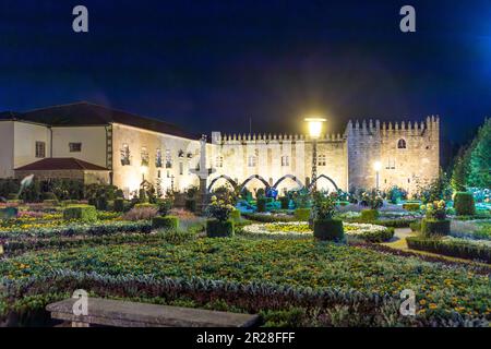 Beau jardin de Santa Barbara et Palais Archevêque de Braga dans le centre ville de Braga la nuit, Portugal Banque D'Images