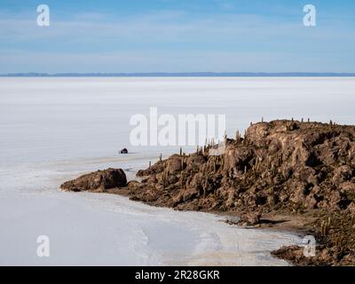 Découvrez l'aventure en 4x4 à Isla Incahuasi sur le Salar de Uyuni en Bolivie. Plongez dans cette oasis unique au milieu des salées. Banque D'Images