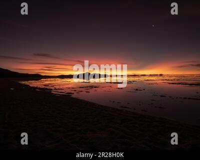 Plongez dans la beauté captivante du coucher de soleil sur Salar de Uyuni en Bolivie. Découvrez les couleurs enchanteresses qui peignent les vastes étendues salées. Banque D'Images