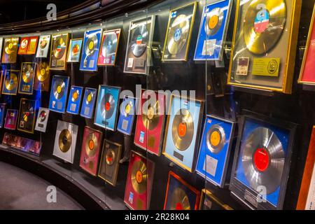 STOCKHOLM, SUÈDE - 16 JUIN 2022 : salle avec une collection de disques au musée ABBA de Stockholm, Suède Banque D'Images