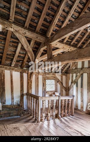 L'intérieur de l'étage supérieur du 15th portier à pans de bois de la fin du siècle à Lower Brockhampton Manor House près de Bromyard, Herefordshire, Royaume-Uni Banque D'Images