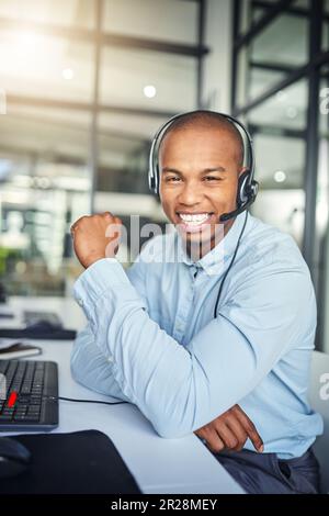 Centre d'appels, assistance clientèle et portrait d'un homme noir heureux pour le conseil, l'aide et les conseils. Le télémarketing, la communication et le sourire des conseillers masculins Banque D'Images