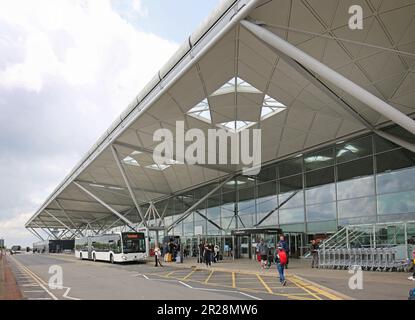 Aéroport de Stansted, Royaume-Uni. Une navette pour le parking dépose les passagers devant le terminal principal Banque D'Images