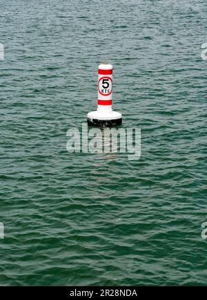 Panneau de limite de vitesse sur la bouée pour les bateaux et les embarcations Banque D'Images