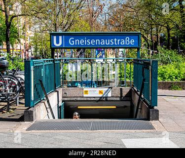 U Gneisenaustraße, station de métro U-Bahn dessert la ligne U7 du métro Kreuzberg, Berlin, Allemagne. Elle est située sous l'éponyme Banque D'Images