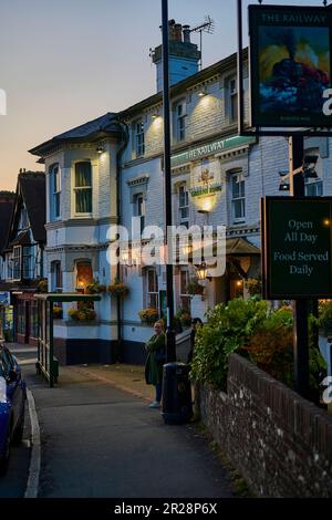 Le Railway Pub, Burgess Hilll à Sussex au crépuscule Banque D'Images