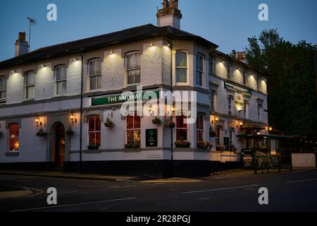 Le Railway Pub, Burgess Hilll à Sussex au crépuscule Banque D'Images