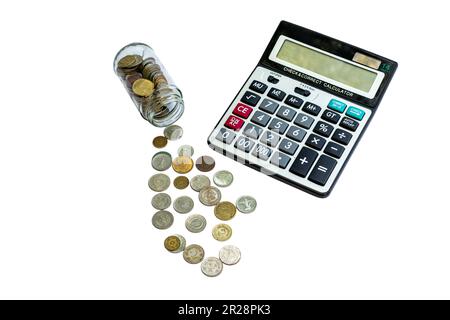 Pièces de monnaie pot avec calculatrice sur fond blanc isolé Banque D'Images